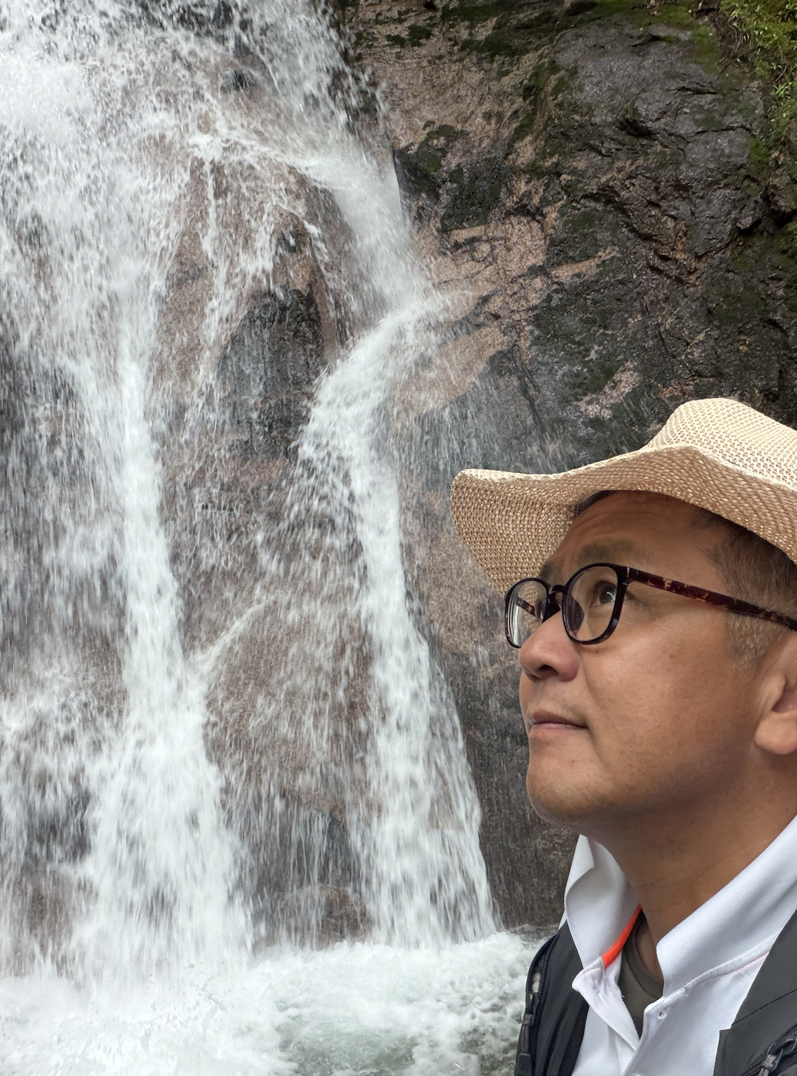 Private Nakasendo guide Ryo Yoshimura leading guests in Central Japan